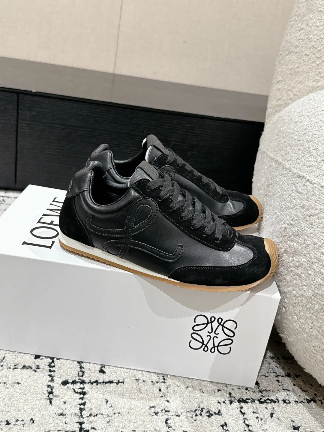 👟👟Ex-factory price 620👟👟 #couples model Top version LOEWE 25/ Latest catwalk model Ballet Runner 2.0. Couple model Ballet Casual Sports Shoes Moral Training Shoes Forrest Gump Shoes Original purchase and development Production Fabric matching Repeated selection of materials Nylon and calfskin leather sneakers featuring an asymmetric toe design, sock-like internal construction, and lightweight rubber outsole extending to the toe. ✔️Fabric: original customized imported first-layer cowhide ✔️Lining: imported soft sheepskin + mesh lining ✔️Sole: original molded anti-slip rubber material ✔️Sole thickness: increased by 2.5CM ✔️Size: #35-45 (45 for women, 45 for men, custom-made, non-refundable)